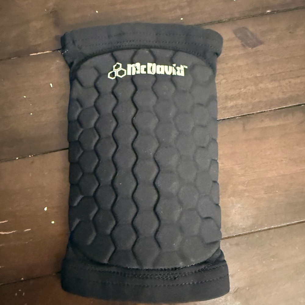 McDavid Hex Padded Knee Sleeve Athletic Compression Pad – Single